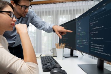 Takım becerisi geliştiricileri programı en yeni kodlama yaratıcı web sitesi planlama yazılım projesini iki bilgisayar ekranında düşünerek, ofiste tam yığın veri analizi ile karşılaştırıldığında. Varsayım.