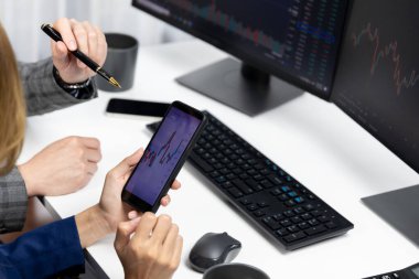 İşadamı olarak kalemle işaretlenmiş, kadın yatırımcının internet sitesi program uygulamasının akıllı telefonuyla kontrol ediliyor. İç işlerindeki dinamik borsa ile kontrol ediliyor. İnfobahn.