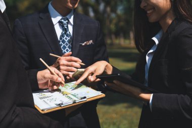 Çevre dostu kalkınma planı ve daha yeşil bir gelecek için sürdürülebilir teknoloji projesi sunan Asyalı iş adamlarından oluşan bir grup, Doğal Park 'ta açık hava eko iş bürosu kuruyor. Gyre