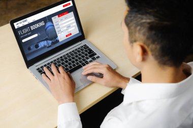 Online uçuş rezervasyon sitesi mod rezervasyon sistemi sağlar. Seyahat teknolojisi kavramı .