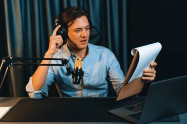 Akıllı yayıncının sunucu kanalı, canlı sosyal medyada canlı yayında konuşma programı ile birlikte modern stüdyoda, kayıt cihazıyla dinleyiciye senaryo okumaktadır. Bireysel.