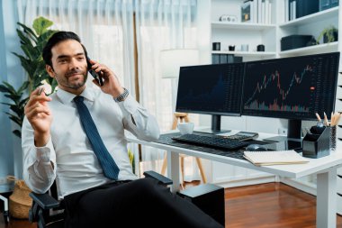 İki borsa yatırımıyla danışman ya da ortağı arayan tüccar işadamı, veri analizini yüksek kârlı dinamik teknoloji borsasına yatırım yapmak için karşılaştırdı. Tahmin et..