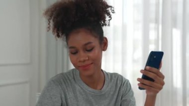 İnternet pazarından alışveriş yapan kadın modern yaşam tarzı için satış malzemeleri arıyor ve önemli siber güvenlik yazılımları tarafından korunan cüzdandan çevrimiçi ödeme için kredi kartı kullanıyor