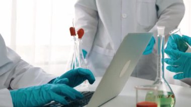 Laboratuvar araştırmacısı yeni bir ilaç geliştirir ya da tedavi eder. Laboratuvar tüpünde renkli kimyasal sıvı kullanır. Mikrobiyoloji uzmanlığı ve laboratuvar ekipmanları ile sağlık hizmetlerinin teknolojik gelişimi. Katı.