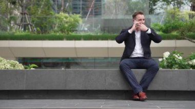 Kafkas işadamı, yatırımcılarla pazarlama stratejisi hakkında konuşurken parkta oturuyor. Mutlu akıllı yönetici, artan satışlar ya da Eko City 'de başarılı bir proje arıyor. Yaşam tarzı. Urbane