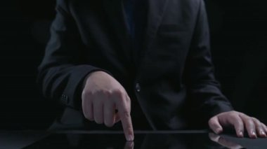 İş adamı, QC ve QA standartlarının karşılandığından emin olmak için katı kalite güvencesi protokolleri uyguluyor. Kalite güvencesi ile sertifikalı ürün mükemmelliğine ulaşmak. Kullanıcı Kimliği