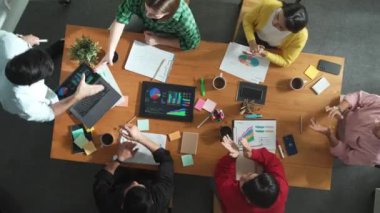 İş adamlarının başarılı bir iş anlaşmasını kutlamak için el sıkışması ve el sıkışması. İş adamının tepeden aşağı görüntüsü Whiteboard 'da projeye başlıyor. Cemaat.