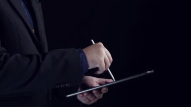 İş adamı değerli ERP sistemlerini koz olarak kullanıyor, değeri ve operasyonel verimliliği maksimuma çıkarıyor. En uygun değer ve performans için kaynakları ve değerli süreçleri en üst düzeye çıkarmaya odaklanmış. Kullanıcı Kimliği