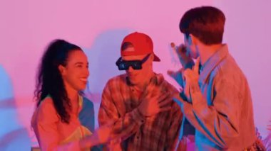 Break dansçı takımının modern stüdyoda pembe ışıkla dans etmesini kapatın. Çok kültürlü insanlar moda kıyafetleri giyerek hip hop müziğine geçiyorlar. Çılgın, komik bir ruh hali. Mutluluk.