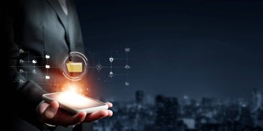 Verimli çalışma süreçleri için çevrimiçi belge dizinlerini yöneten iş adamı. Tüm önemli çevrimiçi belgelerinize kolayca güvenli ve hızlı bir şekilde erişim sağlayın. FaaS