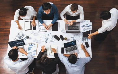 Üst düzey analist ekibi toplantı odasındaki mali verileri analiz etmek için BI Fintech 'i kullanıyor. İş anlayışı ve stratejik pazarlama planlaması için kağıt üzerinde analitik BI gösterge paneli. Tedbirli