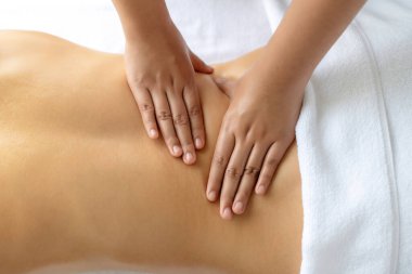 Kapalı alan kadın müşteri stres önleyici spa masajını yapmaktan zevk alıyor ve lüks otel ya da oteldeki gündüz açık hava güzellik salonunda güzellik teniyle eğleniyor. Sessiz.