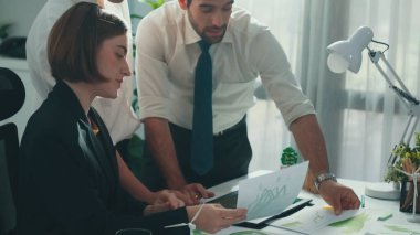 Profesyonel iş adamı, ESG 'nin çevresel yönetim tabletini kullanarak yöneticiye sürdürülebilir bir fikir sunuyor. Akıllı yönetici birlikte çalışarak temiz enerji kullanmayı planlıyor. Hizalama.