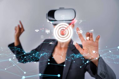 İş adamı müşteri hedef gruplarını belirlemek için verileri analiz eder, pazarlama stratejilerini rafine eder. Her hedef grubun özel ihtiyaçlarını karşılamak için iletiler gönderiliyor. EIDE