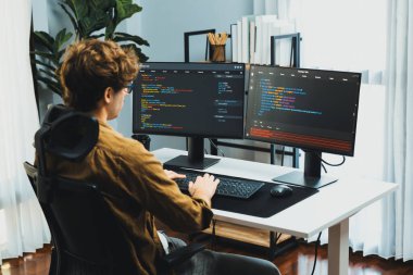 Bilgisayar ekranında çevrimiçi yazılım geliştirme kodlaması oluşturma konusunda stresli bir şekilde çalışan IT geliştiricisi, modern ofisteki web sitesi projesinde en son sürüm uygulaması için düşünme programı. Toplayıcı.