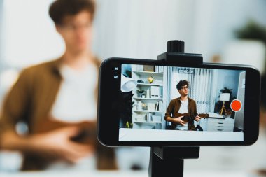 Etkilenen şarkıcıların sunucu kanalı gitar çalarak telefon görüşünü bulanık bir arka planla modern stüdyodan fanclub 'a canlı sosyal medyayı ses yaratıcıda canlı olarak gösteriyor. Toplayıcı.