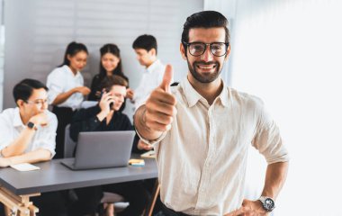 Ofiste çalışan iş arkadaşı ve iş adamlarının geçmişine sahip özgüven ve mutlu gülümseyen iş adamı portresi. Ofis çalışanı takım çalışması ve pozitif iş yeri konsepti. Tedbirli