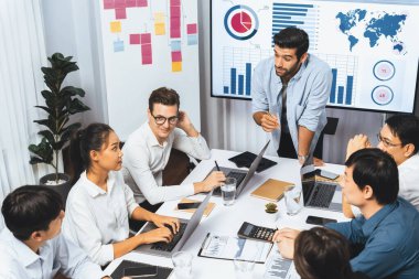 Analist ekibi toplantı odasındaki mali verileri analiz etmek için BI Fintech 'i kullanıyor. İş adamları iş görüşü ve stratejik pazarlama planlaması için BI 'ın torpido gözünü inceliyor. Tedbirli