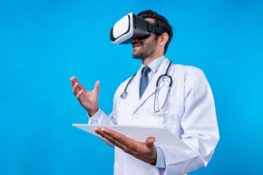 Tıbbi form tutarken VR gözlük ve laboratuvar önlüğü takan profesyonel bir doktor. Metastaz ya da sanal gerçeklik dünyasını hastalarla konuşmak ve onları iyileştirmek için kullanırken şekle bakan çekici bir doktor. Sapma.
