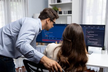 İki ekran ekranında yaratıcı web sitesi planlama yazılımını tartışan yetenekli geliştiriciler programı arka görüş konseptiyle ofiste tasarımı analiz eden tam yığın veri. Varsayım.