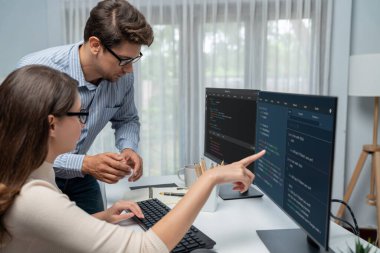 Takım becerisi geliştiricileri programı en yeni kodlama yaratıcı web sitesi planlama yazılım projesini iki bilgisayar ekranında düşünerek, ofiste tam yığın veri analizi ile karşılaştırıldığında. Varsayım.