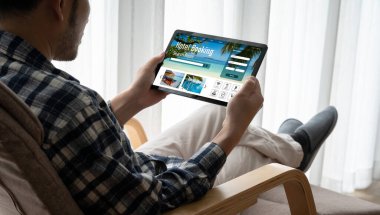 Çevrimiçi otel konaklama rezervasyon sitesi mod rezervasyon sistemi sağlar. Seyahat teknolojisi kavramı .