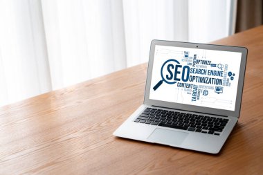 Model e-ticaret için SEO arama motoru optimizasyonu ve bilgisayar ekranında gösterilen çevrimiçi perakende işi