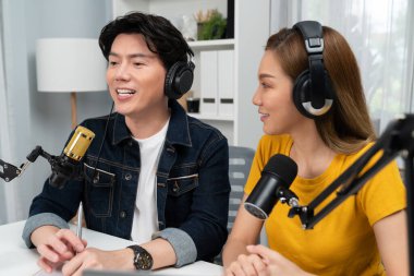 Gülümseyen radyo etkili sunucular, kulaklık takarak sosyal medya kanalından canlı yayın yapıyorlar ve sabah saatlerinde stüdyo kaydında dinleyicilere konu ve dizüstü bilgisayar üzerinden konuşuyorlar. İnfobahn.