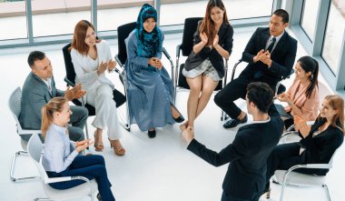 İş kadınları ve işadamları ofis odasında grup toplantısına katılıyorlar. Şirket iş ekibi konsepti. uds