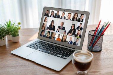 İş dünyasından iş adamlarının modern sanal grup toplantısı için video konferansındaki iş adamları