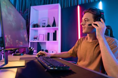 Sunucu kanalı bilgisayar ekranında muptiplayer 'larla Moba' yı oynayan ya da savaş alanında yalnız olan akıllı oyun flaması odaklı. Esport neon dijital ışık odasından canlı yayın yapıyor. Bireysel.