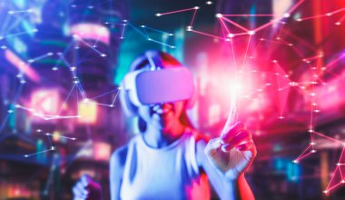 Meta-meta 'daki siber punk tarzı binalarda çalışan akıllı kadın bulanıklığı, metaevreleri birbirine bağlayan VR kulaklık, gelecekteki siber uzay teknolojisi, kadın işaret parmağı ile sanal nesne kullanıyor. Halüsinasyon.