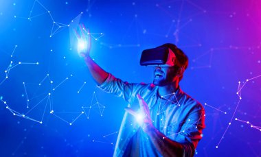 Akıllı adam veriye bakıyor ya da gözlük ya da VR kulaklık kullanarak büyük veri ya da sanal gerçekliğe bağlanıyor. Metastaz dünyasını keşfeden ve simüle edilmiş programa dokunan beyaz bir insan. Teknoloji. Sapma.