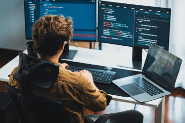 IT geliştiricisi, yazılım güncellenmiş yazılım sürümü kavramını yaratarak, kodlama uygulama ekranları üzerinde modern ev ofisteki pc monitörlerinde çevrimiçi yazılım geliştirme üzerinde çalışıyor. Toplayıcı.