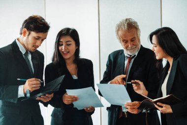 Genç Asyalı iş adamlarının ve çevirmenin de yardımıyla Beyaz Saray 'da çalışan kıdemli yönetici. Kurumsal uluslararası iş ve sekreter dili çeviri kavramı. uds