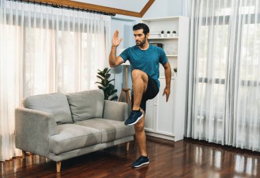 Atletik ve sporcu erkek vücut egzersizinde koşuyor. Formda fiziği ve sağlıklı spor yaşam tarzı için. Gaiety evde egzersiz eğitimi.