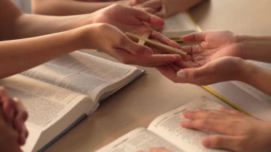 Hristiyan katolik takipçilerle dinsel bağlılık ve maneviyat duygusu doludur. Ağır çekimde Hıristiyan insanlar birlikte dua ederken el ele tutuşup grup duası yapıyorlar. Filizlenen