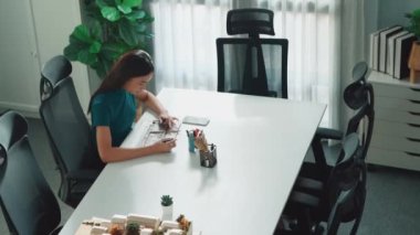 Yetenekli meslektaşım toplantıda yürürken akıllı proje yöneticisinin oturduğu en iyi manzara. Meslektaşı soru sorarken, profesyonel mühendis planlara ya da inşaat çalışmalarına bakıyor. Hizalama.