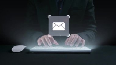 İş adamı e-posta kutusunu kontrol ediyor, daha iyi verimlilik için mesajları düzenliyor ve önceliklerini belirliyor. Etkili iletişim için akıllı e-posta teknikleri öğren. Kullanıcı Kimliği