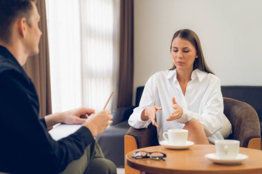 Psikolojik konsültasyon zihinsel problemde iyileşme kaydediyor. Psikiyatrist akıl hastalığı teşhisi koyarken mutlu genç bayan hasta terapi seansı yapıyor. Açılıyor