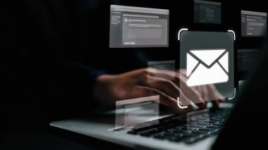 İş adamı e-posta kutusunu kontrol ediyor, daha iyi verimlilik için mesajları düzenliyor ve önceliklerini belirliyor. Etkili iletişim için akıllı e-posta teknikleri öğren. Kullanıcı Kimliği