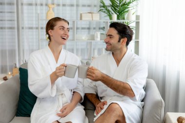 Güzellik ya da vücut bakımı güzellik salonu yaşam tarzı konsepti. Lüks otel kaplıcalarında ya da otel odasında, bornoz giyip rahatlayan bir çift. Tatil ve boş zaman rahatlığı. Sessiz.