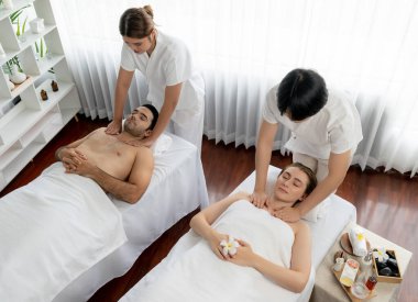 Kafkas çift müşterisi stres önleyici spa masajının keyfini çıkarıyor ve lüks otel veya oteldeki gündüz açık hava ortamında güzellik teniyle eğleniyor. Sessiz.