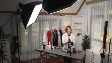 Kadın Etkilenen Vlog video görüntülerini canlı yayınlıyor Makyaj primi sosyal medya veya blog. Kozmetik stüdyosu ışıklandırmalı mutlu genç kız çevrimiçi pazarlama oturumu yayını için..