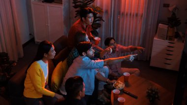 Arkadaş birlikte futbol oynuyor ve oturma odasında bardak tokuşturuyor. Çeşitli işçiler ya da meslektaşlar, bardakları tokuşturup alkol içerek kazandıkları takımı kutluyorlar. El çırpan kadın. Cemaat.