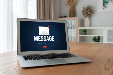 Bilgisayar ekranında rahatça görünen e-posta bildirim iletisi. Dijital pazarlama iletisi bilgi metni iş dünyasından müşteriye