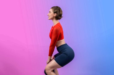 Vücut uzunluğunun tamamı atletik ve sportif genç bir kadın tarafından izole edilmiş arka planda egzersiz pozisyonunda çekilmiştir. Sağlıklı aktif ve vücut bakımı yaşam tarzı.