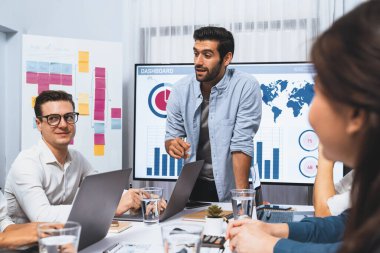 Analist ekibi toplantı odasındaki mali verileri analiz etmek için BI Fintech 'i kullanıyor. İş adamları iş görüşü ve stratejik pazarlama planlaması için BI 'ın torpido gözünü inceliyor. Tedbirli