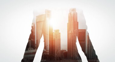 Modern şehir arka planında iş dünyasının çift pozlama görüntüsü. Gelecekteki iş ve iletişim teknolojisi kavramı. Gerçeküstü fütüristik şehir manzarası ve soyut çoklu pozlama arayüzü. uds