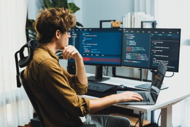 Bilgisayar ekranında çevrimiçi yazılım geliştirme kodlaması oluşturma konusunda stresli bir şekilde çalışan IT geliştiricisi, modern ofisteki web sitesi projesinde en son sürüm uygulaması için düşünme programı. Toplayıcı.